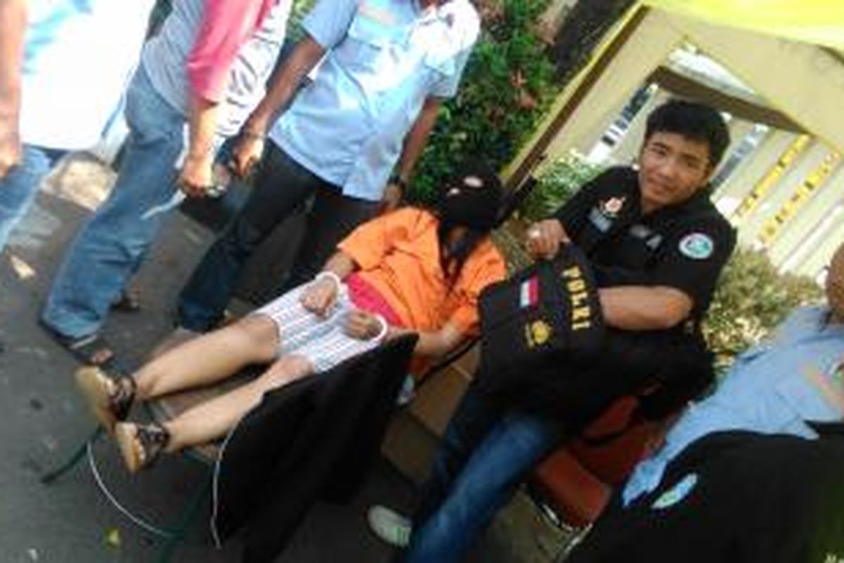 DY, kurir narkoba, pingsan saat mendengar ancaman hukuman mati yang disampaikan Kapolres Jakarta Utara Kombes Pol Susetio Cahyadi.