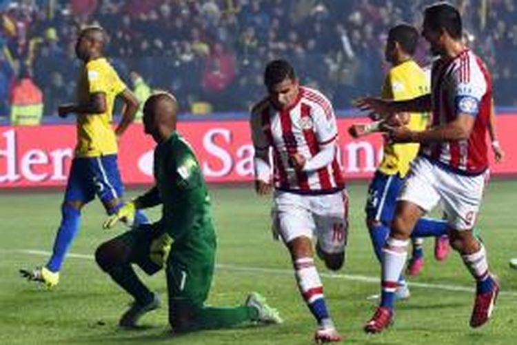 Penyerang Paraguay, Derlis Gonzalez (tengah) bergembira setelah mencetak gol dari titik putih melawan Brasil, pada pertadingan perempat final Copa America 2015, di Concepcion, Cile, Sabtu malam atau Minggu (28/6/2015) pagi. 
