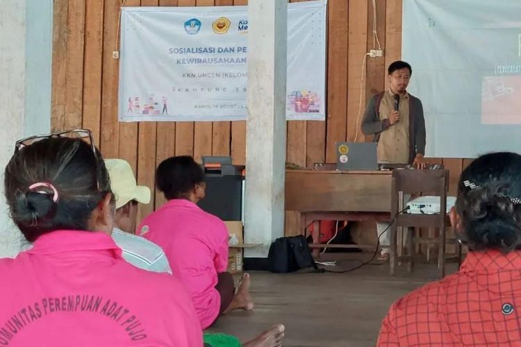 Pendiri Komunitas LIFE, Kurniawan Patma terlihat saat memberikan materi tentang literasi keuangan kepada mama-mama Papua di Distrik Ebungfau, Kabupaten Jayapura, Provinsi Papua, pada tahun 2023.
