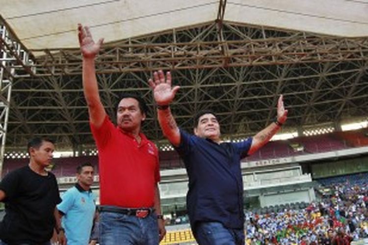 Bintang sepak bola legendaris Argentina, Diego Maradona menyapa publik Indonesia di Stadion Gelora Bung Karno, Jakarta Selatan, Sabtu (29/6/2013). Dalam rangka kunjungannya ke Indonesia, pemain yang mengantar Argentina menjadi juara Piala Dunia 1986 ini rencananya juga akan mengunjungi Surabaya dan Makassar.