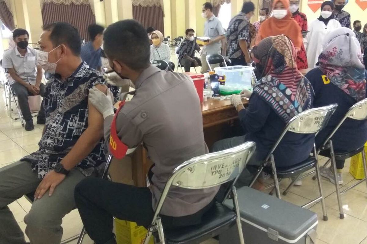 Petugas dari Dokkes Polres Ciamis menyuntikan vaksin dosis ketiga kepada dosen Universitas Galuh di aula universitas, Kamis (17/2/2022).