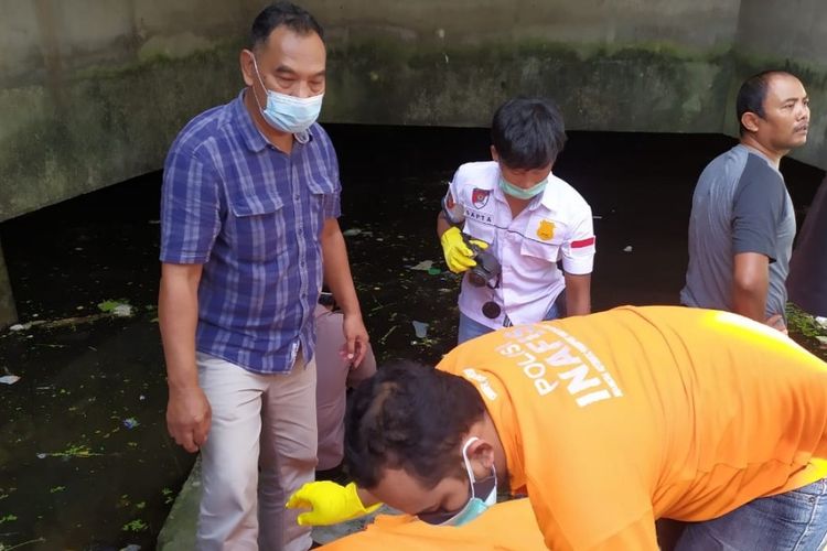 Polisi mengevakuasi bocah tenggelam di basement hotel mangkrak di Komplek Nirmala Square Kota Tegal, Selasa (4/5/2021) (Dok. Polres Tegal Kota)
