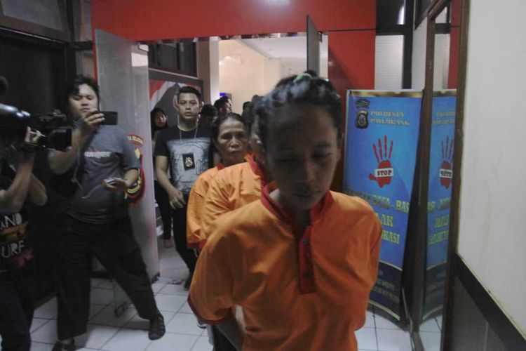 Darmini (40) ibu yang tega menjual anaknya sendiri yang baru dilahirkan saat digiring ke Polrestabes Palembang, Senin (20/1/2020).