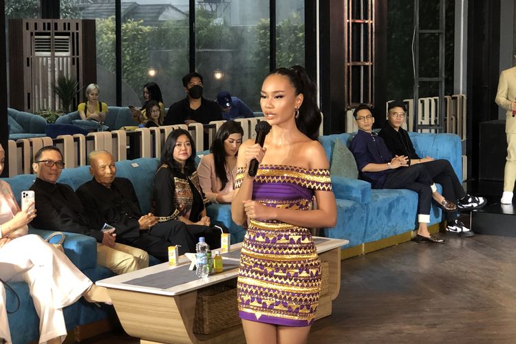 Yasinta Aurellia, Puteri Indonesia Lingkungan 2023 siap melenggang di ajang Miss Supranational 2023. Dia bercerita seputar persiapannya di ajang tersebut dalam konferensi persnya di Jakarta, Senin (19/6/2023).