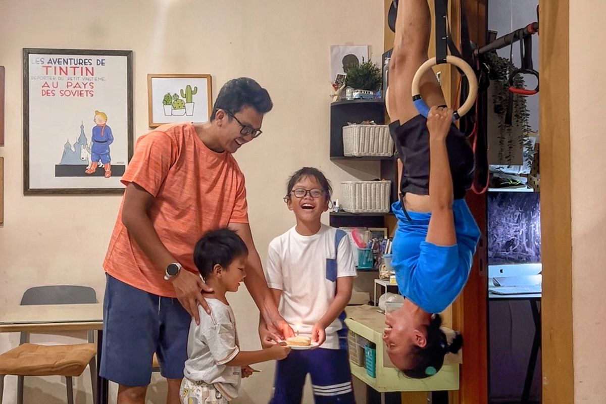 Latihan beban jadi momen kembali ke diri bagi Irsani. Ia menemukan kekuatan fisik, mental, dan misi edukasi untuk keluarga Indonesia.
