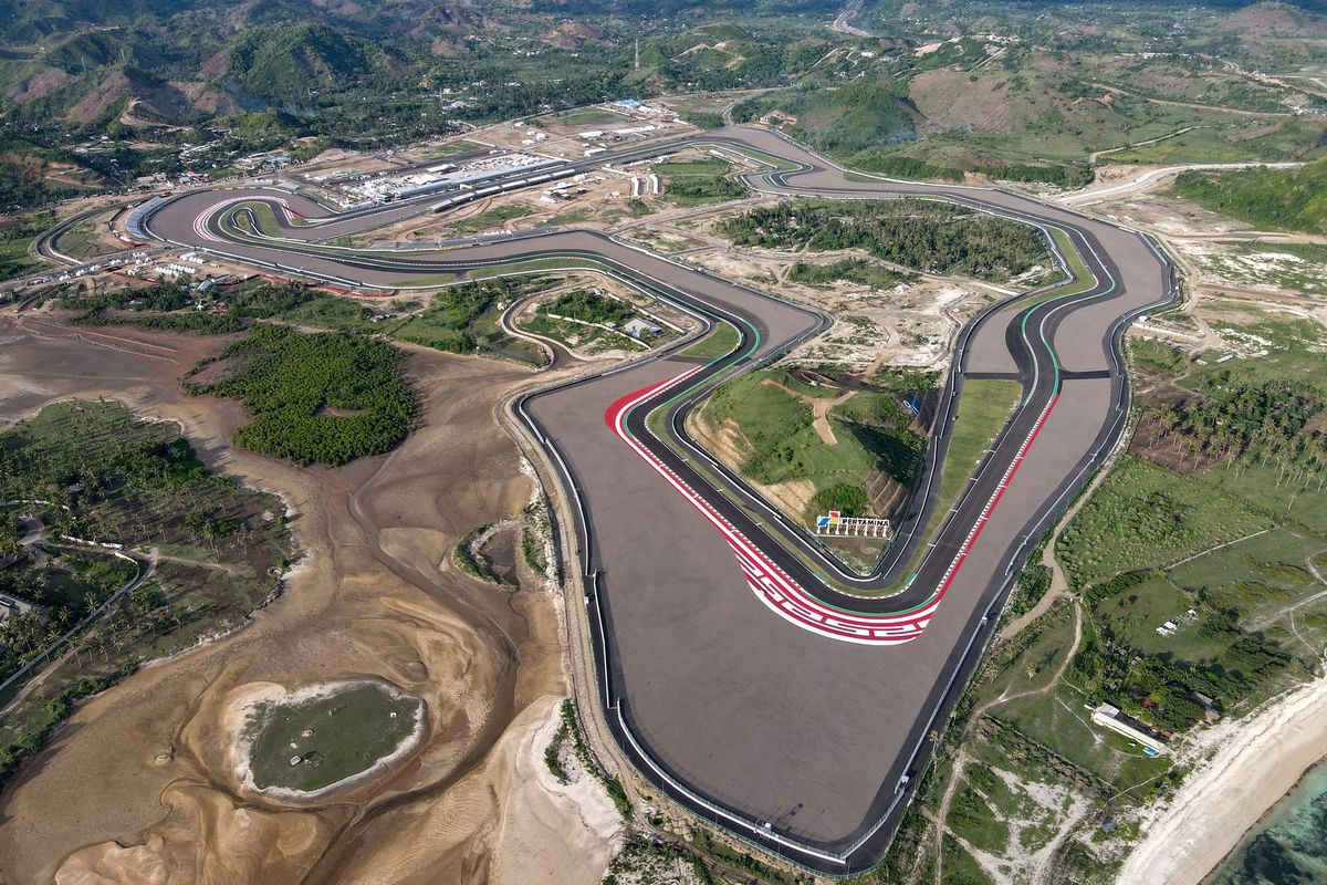 Foto udara dari Pertamina Mandalika International Street Circuit alias Sirkuit Mandalika. Gambar diambil pada 17 November 2021. Tampak dalam gambar, areal permukiman yang masih ada di tengah sirkuit. 