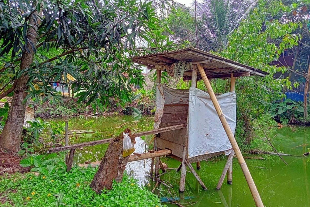 Jamban helikopter yang tersisa di RT 002 Cirompang Tangerang Selatan 