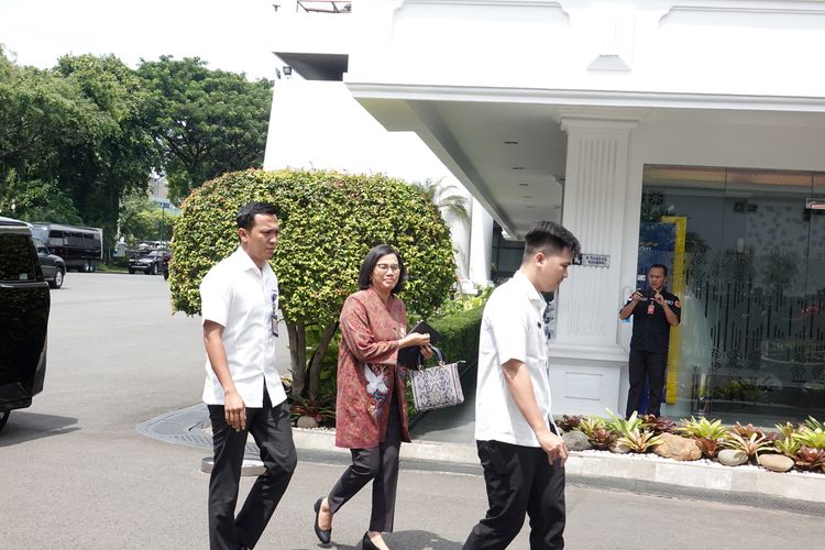 Menteri Keuangan Sri Mulyani Indrawati hendak mengikuti rapat internal terkait percepatan PSN di Kompleks Istana Kepresidenan Jakarta, Senin (18/3/2024).