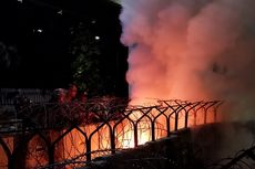 Demo Buruh, Polisi Padamkan Api yang Bakar Pembatas Jalan Merdeka Barat dengan APAR