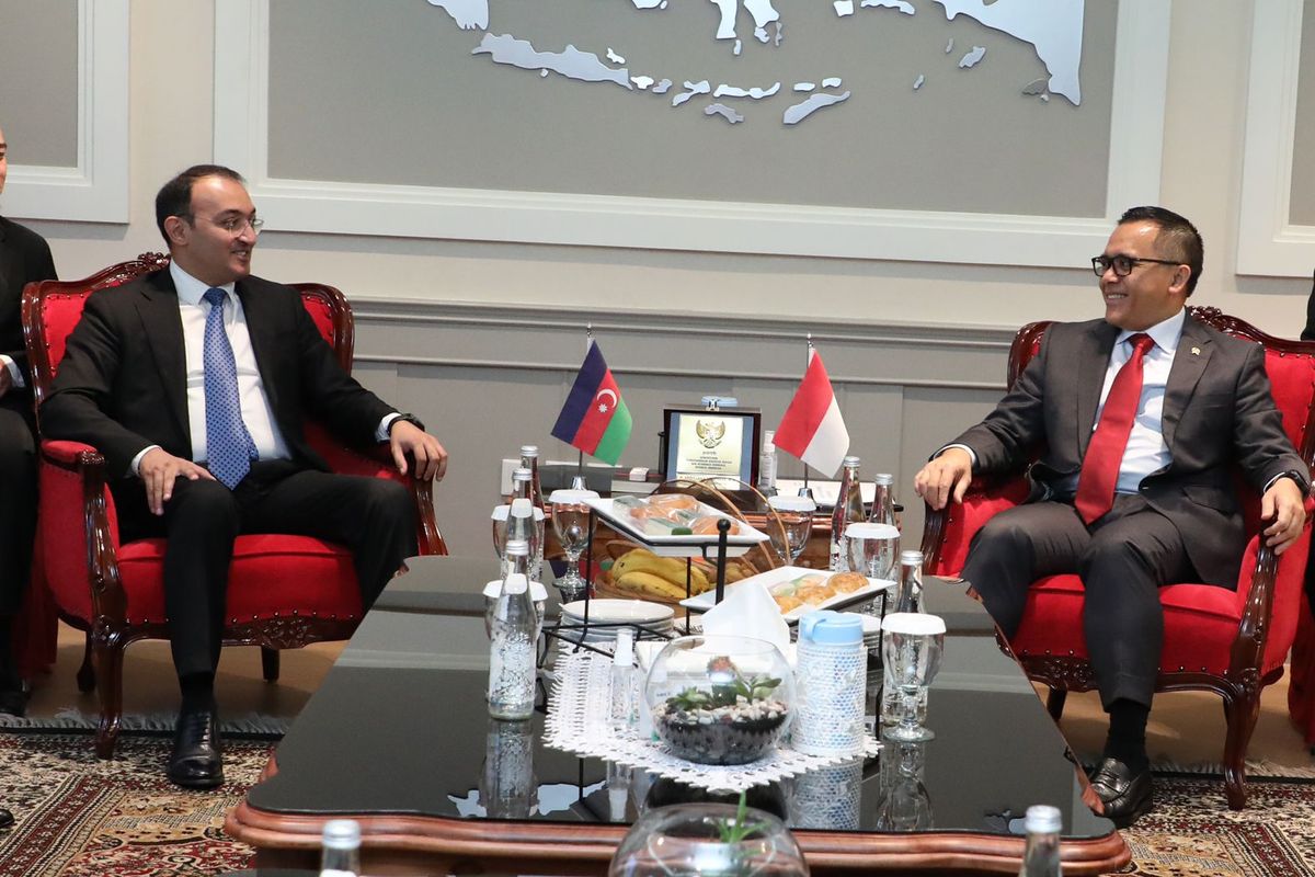Menteri Pendayagunaan Aparatur Negara dan Reformasi Birokrasi (Menpan-RB) Abdullah Azwar Anas terlihat sedang berdiskusi dengan Kepala Badan Pelayanan Publik dan Inovasi Sosial Azerbaijan Ulvi Mehdiyev di Kantor Kementerian Pendayagunaan Aparatur Negara dan Reformasi Birokrasi (Kemanpan-RB) di Jakarta, Senin (1/7/2024).