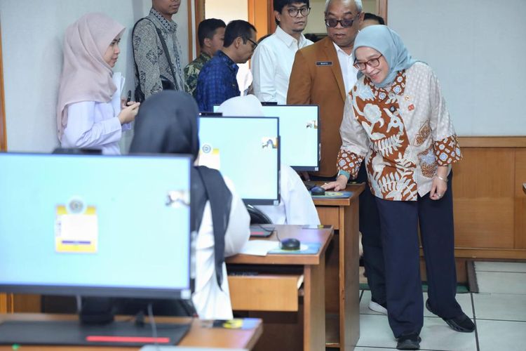 Menteri Pendayagunaan Aparatur Negara dan Reformasi Birokrasi (PANRB) Rini Widyantini meninjau SKD sekolah kedinasan yang dilaksanakan di Kantor Regional III Badan Kepegawaian Negara (BKN) Bandung, Jawa Barat, Rabu (13/8/2025).