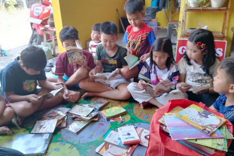 Teras Baca Boja Kendal Tumbuhkan Cinta Membaca Anak-anak Kampung