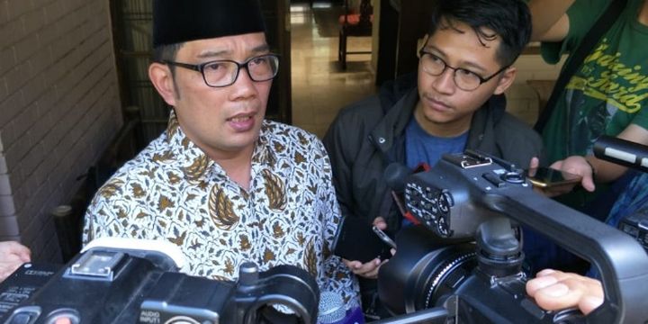 Kandidat gubernur Jawa Barat Ridwan Kamil saat dijumpai wartawan usai bertemu dengan sesepuh Jabar, Solihin GP di kediamannya, Jalan Cisitu (28/6/2018). 