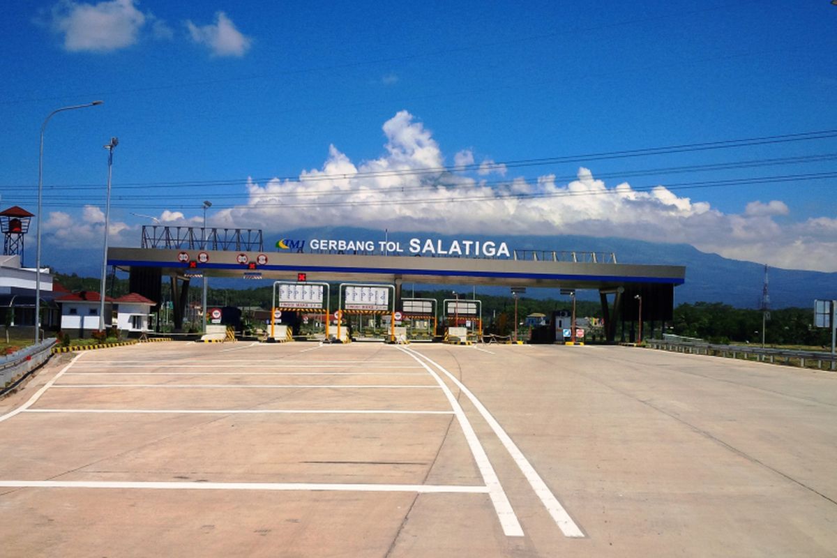 Gerbang tol Salatiga di ujung ruas tol Bawen-Salatiga dengan pemandangan awan menutupi   Gunung Merbabu di Jawa Tengah, Senin (5/6/2017) siang.