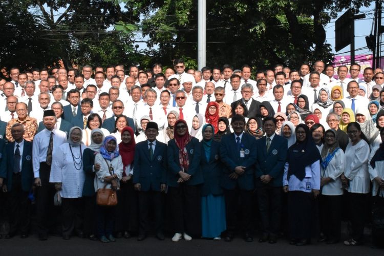 Untuk memperingati Hari Lahir Pancasila, Institut Teknologi Bandung (ITB) menggelar upacara bendera di Halaman Gedung Rektorat ITB, Bandung (1/6/2019). 