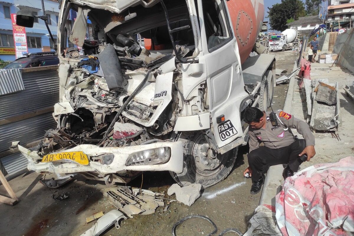 Situasi laka di turunan Muara Rapak, Balikpapan