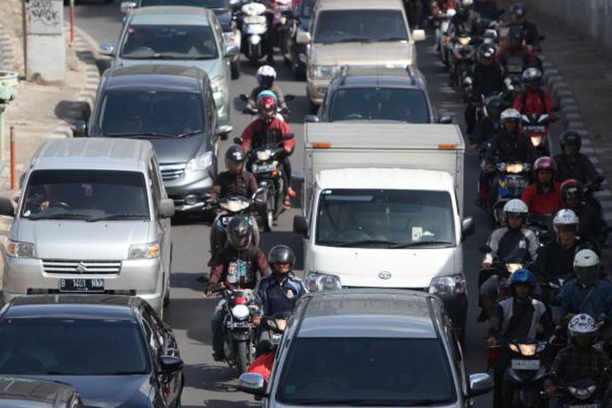 Pengendara sepeda motor memadati Jalan KH Mas Mansyur, Tanah Abang, Jakarta Pusat, Rabu (17/12/2014). Di hari pertama uji coba pembatasan sepeda motor sepanjang Jalan Thamrin-Medan Merdeka Barat, masih terdapat sejumlah pengendara yang belum mengetahui aturan tersebut. KOMPAS/LUCKY PRANSISKA 