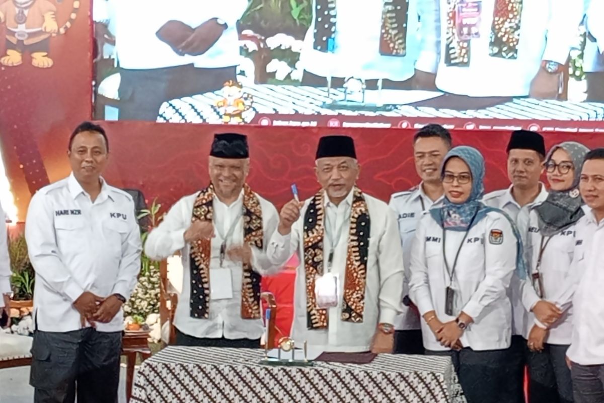 Pasangan Ahmad Syaikhu (kanan) dan Ilham Habibie (kiri) saat memberikan sambutan usai menyerahkan dokumen pendaftaran maju di Pilkada Jabar 2024 ke KPU Jabar di Jalan Garut, Kota Bandung, Kamis (29/8/2024).