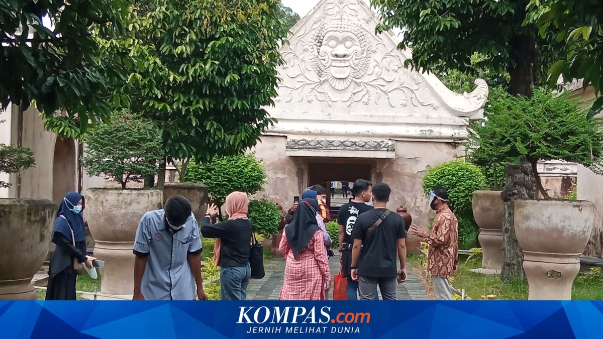KOMPAS.com - Kementerian Pariwisata dan Ekonomi Kreatif (Kemenparekraf) berkolaborasi dengan Gabungan Industri Pariwisata Indonesia (GIPI) untuk perangi Covid-19. Langkah ini dilakukan agar industri pariwisata di Indonesia dapat beroperasi kembali setelah dihantam pandemi. Baca juga: Bagaimana Pandemi Covid-19 Mengubah Industri Pariwisata? Maka dari itu, Menteri Pariwisata dan Ekonomi Kreatif Sandiaga Uno dan Ketua Umum DPP GIPI Didien Junaedy menandatangani Deklarasi Industri Pariwisata Bergerak dan Perang terhadap Covid-19 pada Senin (20/4/2021) di Gedung Sapta Pesona, Jakarta Pusat. Adapun, deklarasi yang sama juga ditandatangani oleh 37 ketua umum asosiasi anggota GIPI. Wasekjen DPP GIPI Mangara Gultom membacakan isi deklarasi tersebut. Ia menjelaskan, industri pariwisata sepakat memutus penyebaran virus corona dengan menerapkan protokol kesehatan dan sertifikasi CHSE secara konsisten. Mereka juga akan menyusun tata niaga domestik dan pariwisata ekonomi kreatif yang berkualitas.
