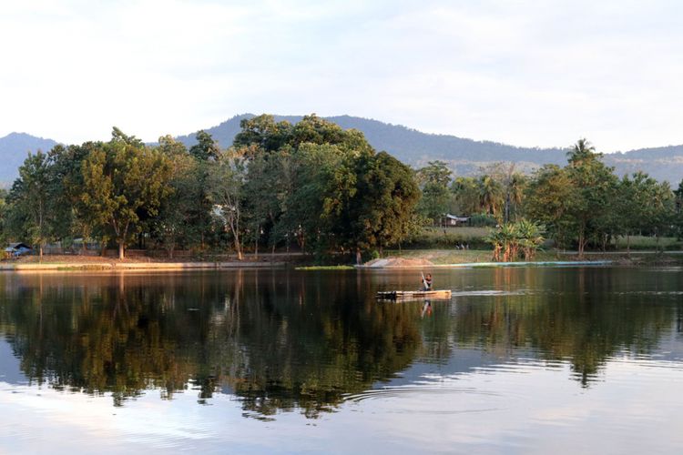 Danau Perintis yang berada di Suwawa, Bone Bolango. Danau ini dulunya adalah kawasan berair yang dibendung untuk memenuhi kebutuhan air di persawan sekitarnya.