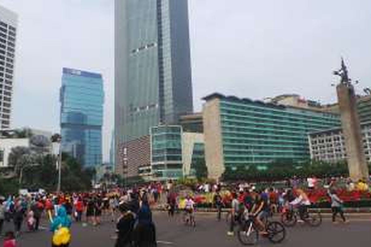 Suasana car free day di kawasan Bundaran Hotel Indonesia, Jakarta Pusat, Minggu (5/6/2016).