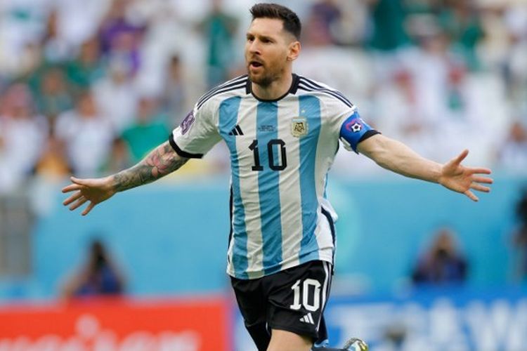 Kapten timnas Argentina, Lionel Messi, melakukan selebrasi sesuai mencetak gol penalti ke gawang Arab Saudi pada laga Grup C Piala Dunia 2022 Qatar, Selasa (22/11/2022) sore WIB. Terdekat, Messi akan memimpin timnas Argentina menghadapi Belanda pada perempat final Piala Dunia 2022 Qatar. Laga Belanda vs Argentina akan dihelat di Lusail Stadium pada Sabtu (10/12/2022) dini hari WIB.