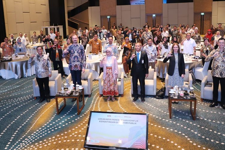 Menteri Pendayagunaan Aparatur Negara dan Reformasi Birokrasi (PANRB) Rini Widyantini berfoto bersama peserta Workshop Nasional Pencegahan Konflik Kepentingan di Sektor Publik di Jakarta, Selasa (3/6/2025).