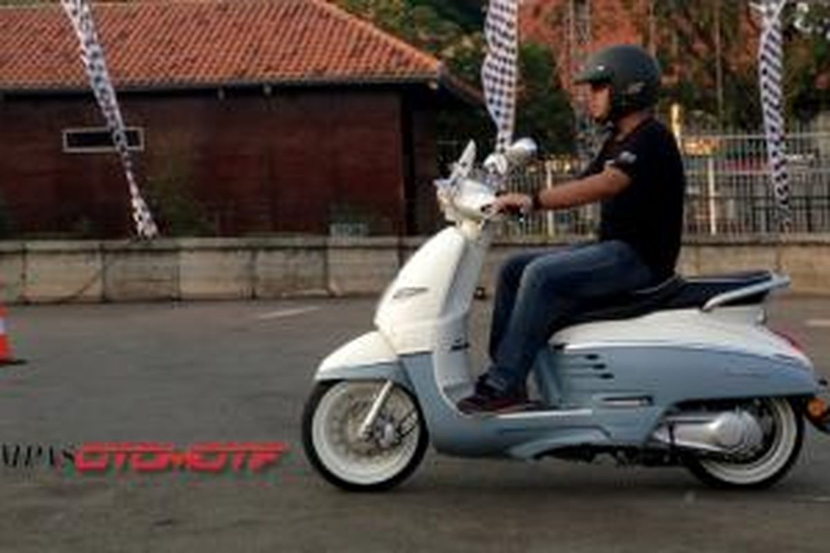 KompasOtomotif di atas Peugeot Django tipe Evasion. Posisi duduk sangat nyaman dengan jok empuk.