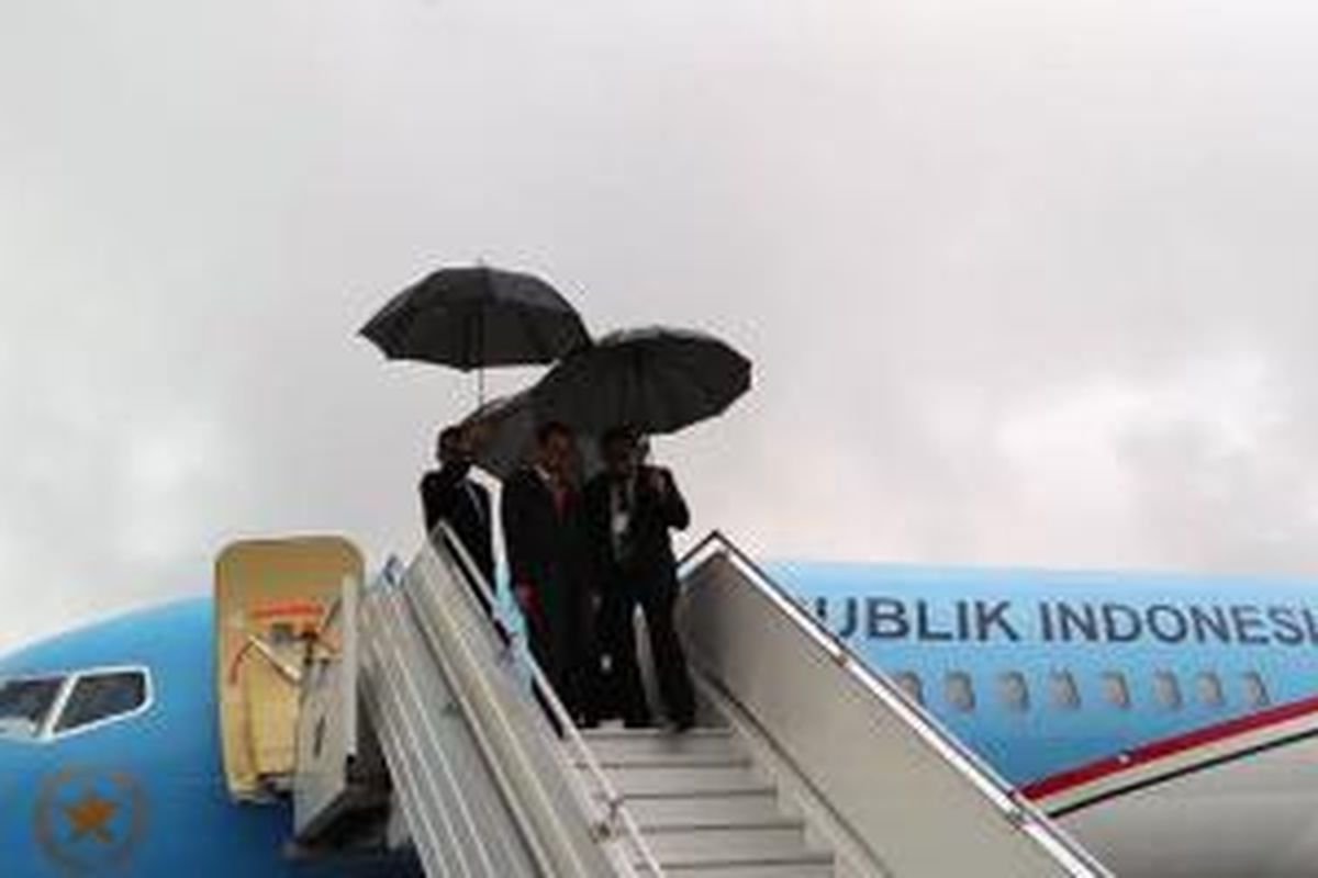 Presiden Joko Widodo, Senin (11/5/2015) sore waktu setempat, tiba di Bandara Port Moresby di Papua Niugini untuk kunjungan kenegaraan selama dua hari hingga Selasa (12/5/2015). 