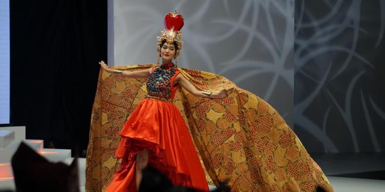 Batik Sekar Jagad Banyuwangi yang dibawakan salah satu model di Indonesia Fashion Week Sabtu (4/2/2017)
