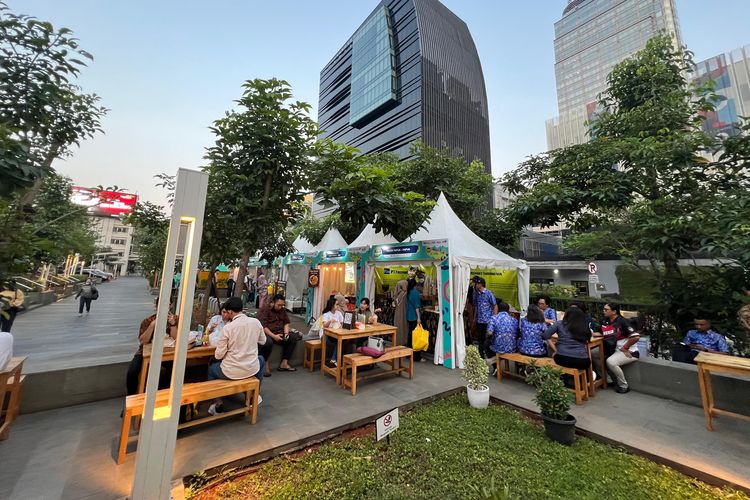 Suasana booth outdoor ?Jelajah Kuliner  Indonesia?, tampak para pengunjung  sedang beristirahat sambal menikmati  sajian menu diantara 100 UMKM yang  mengikuti Bazar UMKM di Sarinah (6/9),  Jakarta.