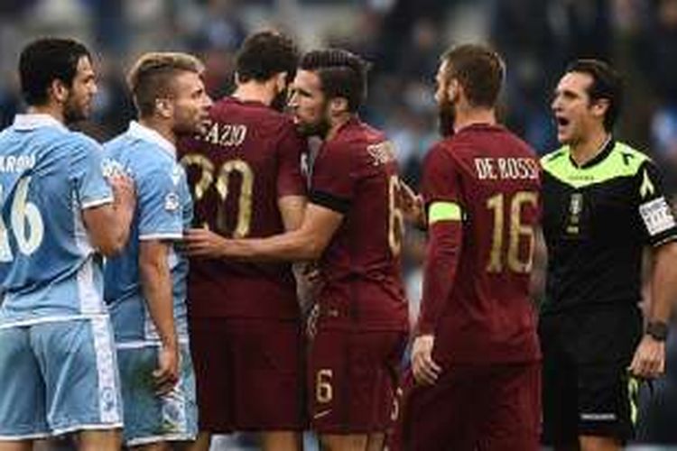 Striker Lazio, Ciro Immobile, dan gelandang AS Roma, Kevin Strootman, terlibat friksi pada Derby della Capitale di Stadion Olimpico, Minggu (4/12/2016). 