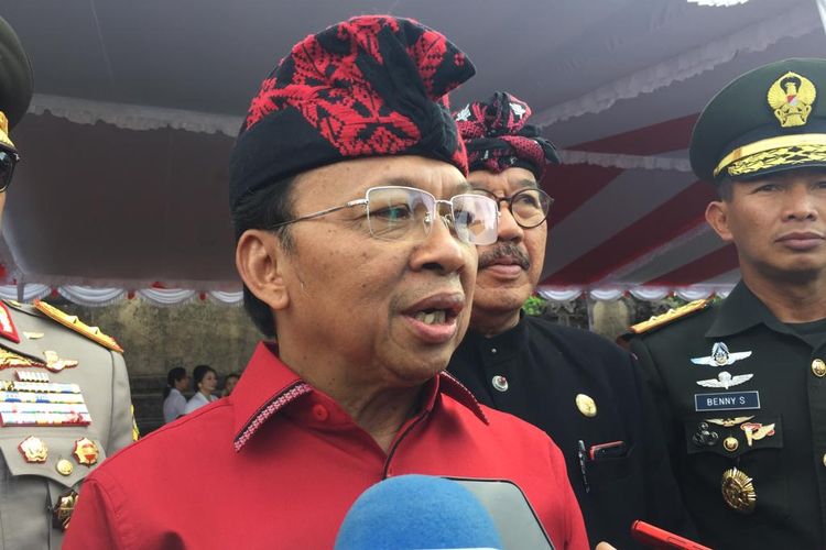Gubernur Bali, I Wayan Koster usai upacara peringatan hari sumpah pemuda ke-91 di Lapangan Niti Mandala Renon, Jl Raya Puputan, Denpasar, Bali, Senin (28/10/2019).