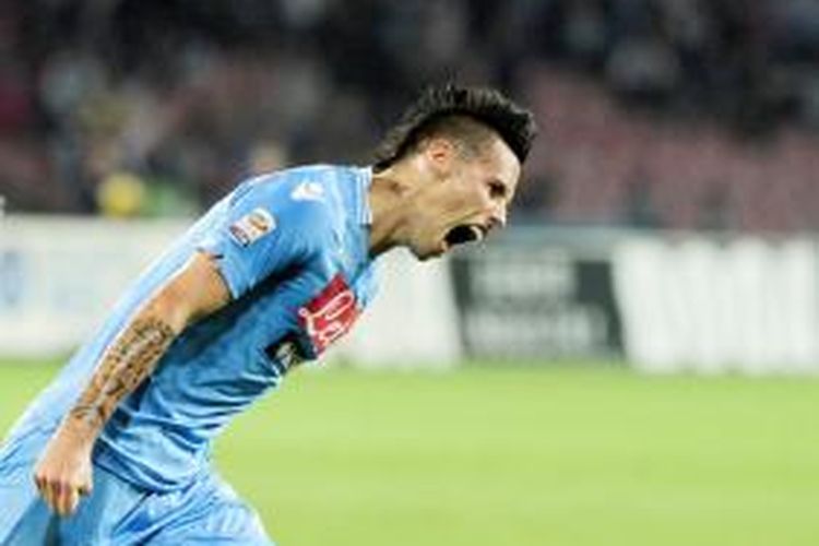 Selebrasi gelandang Napoli, Marek Hamsik, usai mencetak gol ke gawang Catania dalam lanjutan Serie-A, Sabtu (2/11/2013). 