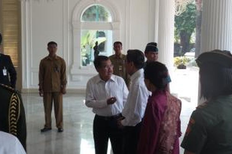 Wakil Presiden Jusuf Kalla menyambut pendahulunya, Boediono, di Istana Wakil Presiden, Jalan Medan Merdeka Selatan, Rabu (20/10/2014). 