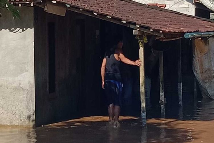 TERENDAM BANJIR--Rumah warga terendam air banjir setelah hujan disertai angin melanda wilayah Kecamatan Pracimantoro, Kabupateb Wonogiri, Jawa Tengah, Minggu (31/1/2021) dinihari. 