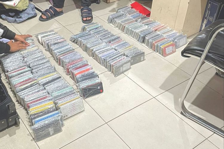 Petugas Bea Cukai Batam di Bandara Internasional Hang Nadim, Batam, Kepulauan Riau berhasil menggagalkan upaya penyelundupan 455 ponsel bekas merek iPhone dari berbagai seri.