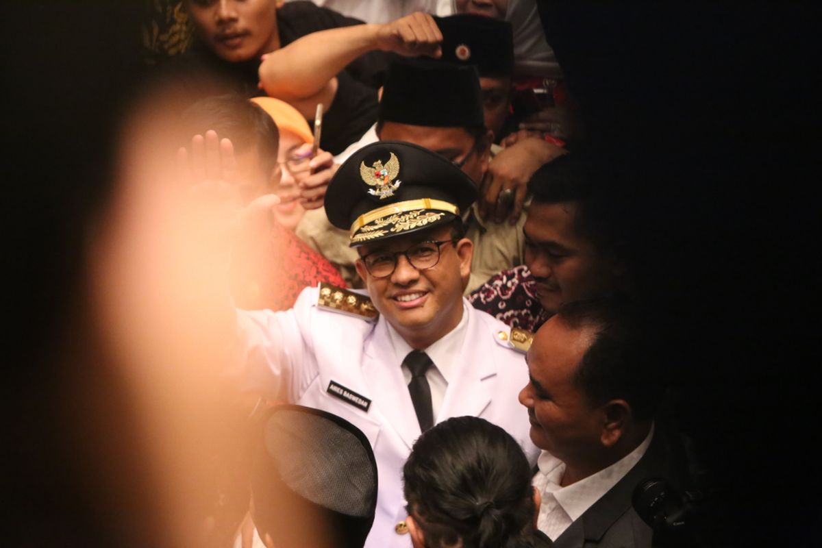 Gubernur DKI Jakarta terpilih Anies Baswedan tiba di Balai Kota DKI Jakarta untuk melakukan serah terima jabatan (sertijab), Senin (16/10/2017). Anies Baswedan dan Sandiaga Uno menjabat Gubernur DKI Jakarta dan Wakil Gubernur DKI Jakarta untuk periode 2017-2022.