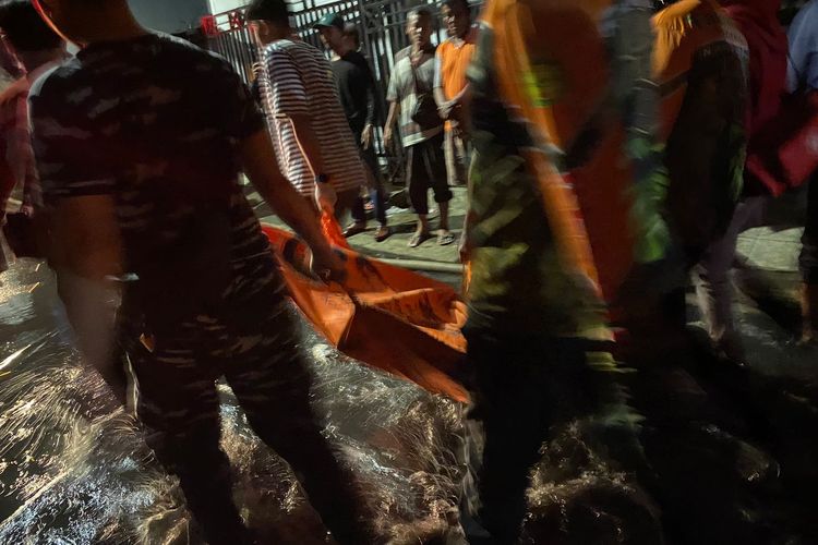 Petugas tampak membawa kantung jenazah korban kebakaran di pipa milik Pertamina, Plumpang, Koja, Jakarta Utara, Jumat (3/3/2023).
