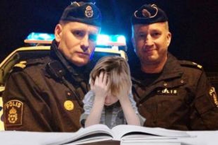 Dua orang anggota kepolisian Swedia akhirnya membantu seorang bocah mengerjakan PR matematika setelah merespon panggilan terkait kemungkinan terjadinya pencurian.