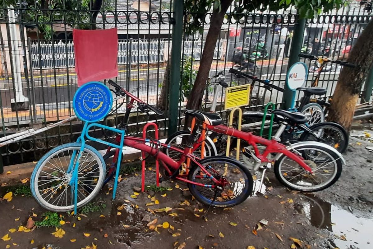 Tempat parkir sepeda yang dikhususkan bagi calon penumpang kereta rel listrik (KRL) di Stasiun Tebet, Jakarta Selatan, tetap dibuka, Jumat (16/9/2022) sore. Ada enam sepeda yang terparkir di lokasi.