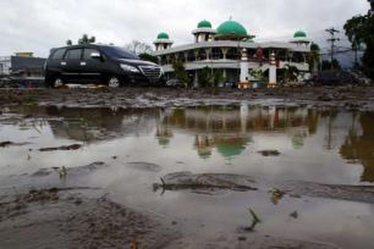 Sebuah masjid di Kelurahan Ketang Baru, Kecamatan Singkil, Manado tidak luput dari rendaman lumpur yang dibawa bajir bandang pada Rabu (15/1/2014).