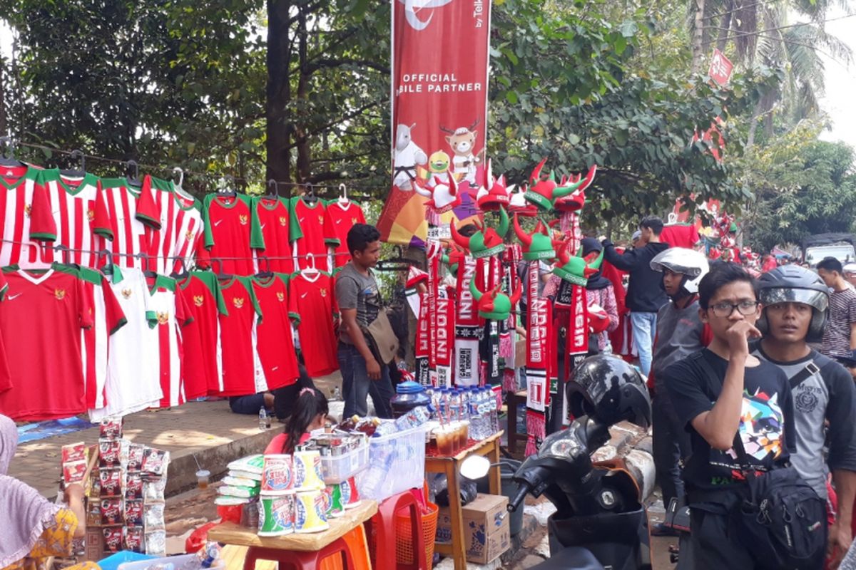 Pedagang jersey Timnas Sepak Bola Indonesia bertebaran di sekitar Stadion Patriot Candrabhaga, Kota Bekasi, Jawa Barat, jelang laga perdana Timnas Indonesia melawan Taiwan di ajang Asian Games, Minggu (12/8/2018) sore ini.