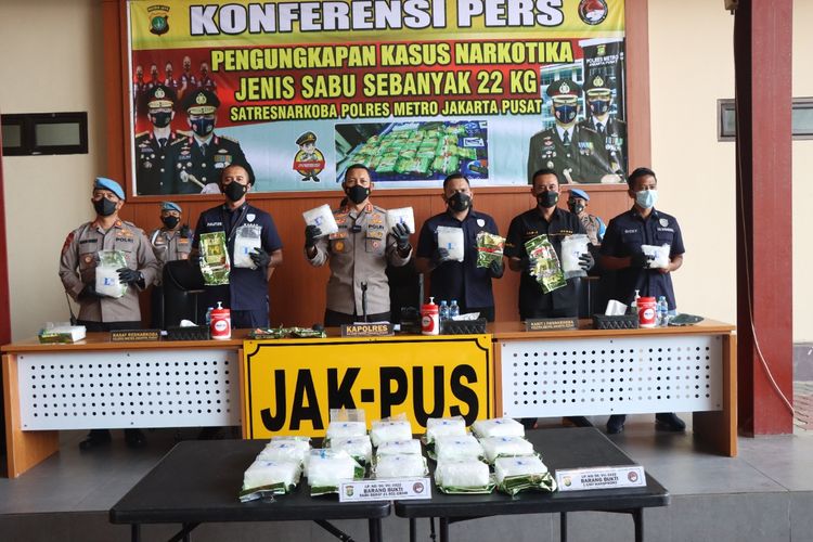 Polres Metro Jakarta Pusat menggelar konferensi pers terkait penangkapan seorang pengedar narkoba sebesar 21.950 gram atau bernilai Rp 30,8 miliar di Mapolres Metro Jakarta Pusat , Rabu (20/7/2022).