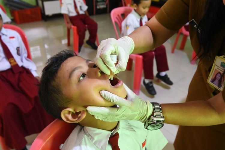Kegiatan imunisasi tambahan polio atau mengikuti Sub Pekan Imunisasi Nasional (PIN) Polio di SD Negeri Kauman 2, Kota Malang, Jawa Timur pada Senin (15/1/2024).