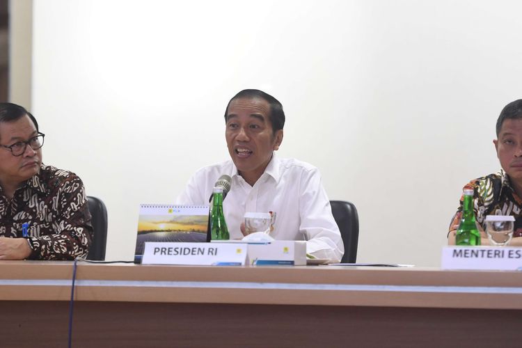 Presiden Joko Widodo memberikan tanggapan saat mendatangi Kantor Pusat PLN, Jakarta, Senin (5/8/2019). Kedatangan Presiden ke PLN untuk meminta penjelasan atas matinya listrik secara massal di sejumlah wilayah.