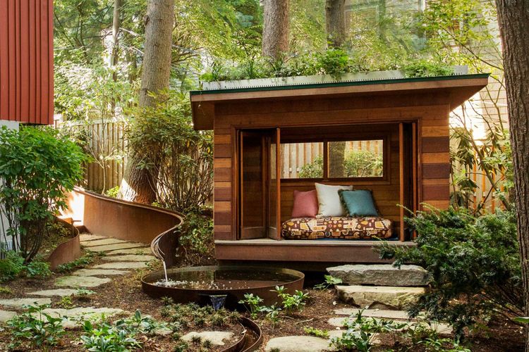 Gazebo ala rumah kabin kayu dengan suasana hutan, karya Wolf Architects