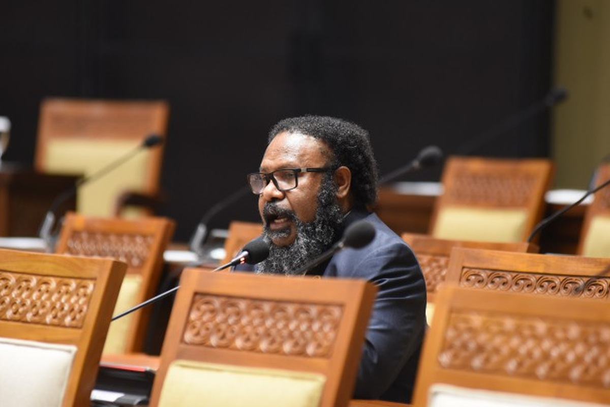 Anggota Komisi V DPR RI daerah pemilihan Papua, Willem Wandik dalam interupsinya pada Rapat Paripurna DPR RI di Senayan, Jakarta, Rabu (10/2/2021). 
