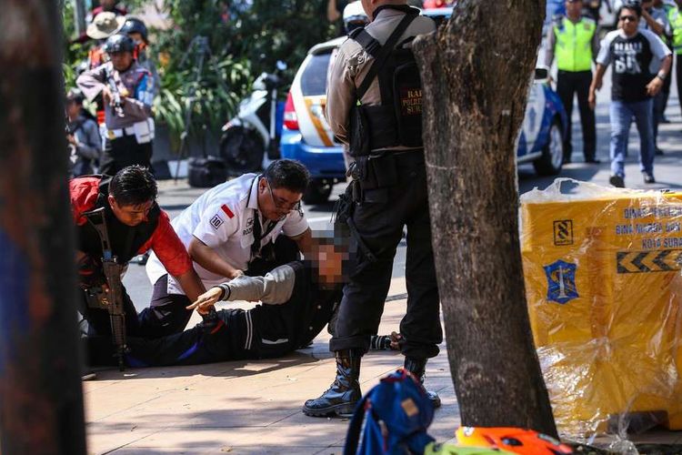 Polisi memeriksa seorang yang dicurigai membawa tas berisi bom di kawasan Mapolrestabes Surabaya, Jawa Timur, Senin (14/5/2018). sekitar pukul 08.50 WIB, menyebabkan 4 anggota polisi dan 6 warga terluka.