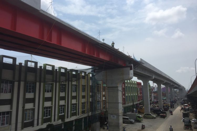 Progres pembangunan LRT Palembang di sekitar Sungai Musi, Kamis (26/10/2017).